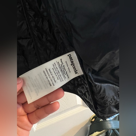 SOLD / Patagonia Women’s Nano Puff Hoodie jacket - Picture 4 of 8